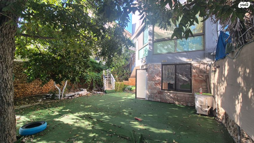 דו משפחתי, אורנית, אורנית