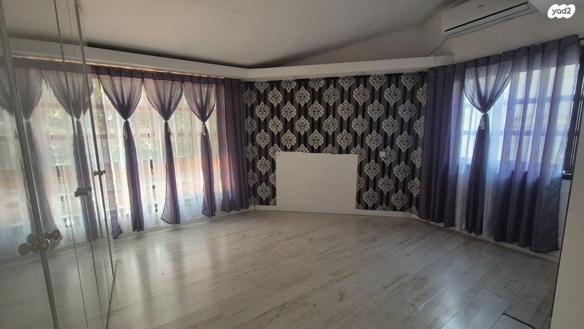 דו משפחתי, אורנית, אורנית