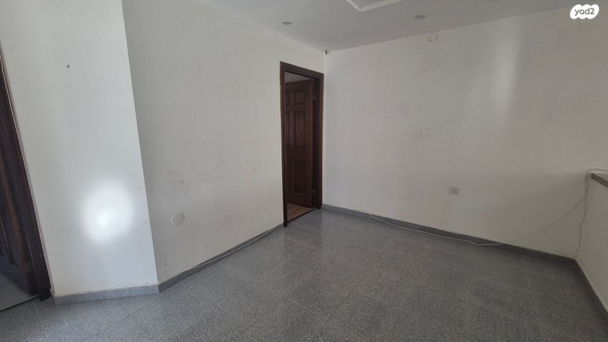 דו משפחתי, אורנית, אורנית