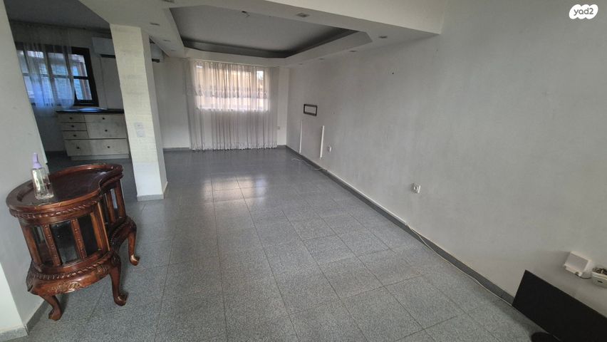 דו משפחתי, אורנית, אורנית