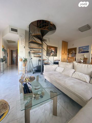 דירת גן, חיל המודיעין, פסגת זאב, ירושלים