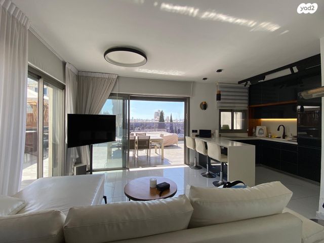 גג/ פנטהאוז, ליאון בלום, מרכז, קרית עבודה, חולון