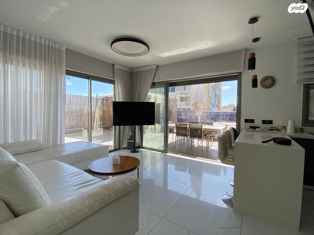 גג/ פנטהאוז, ליאון בלום, מרכז, קרית עבודה, חולון