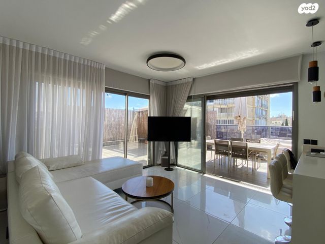 גג/ פנטהאוז, ליאון בלום, מרכז, קרית עבודה, חולון