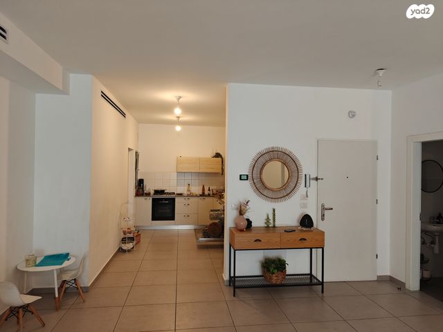 דירה, נאות שמיר, יבנה