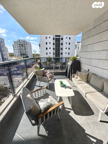 דירה, נאות שמיר, יבנה