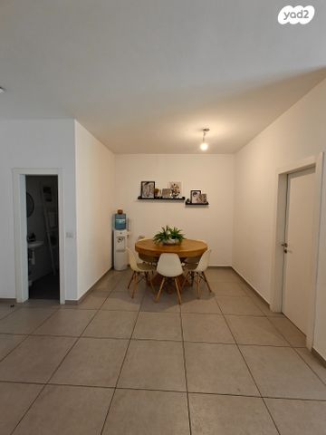 דירה, נאות שמיר, יבנה