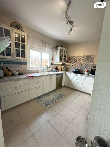 דו משפחתי, צוותא ב, אלפי מנשה