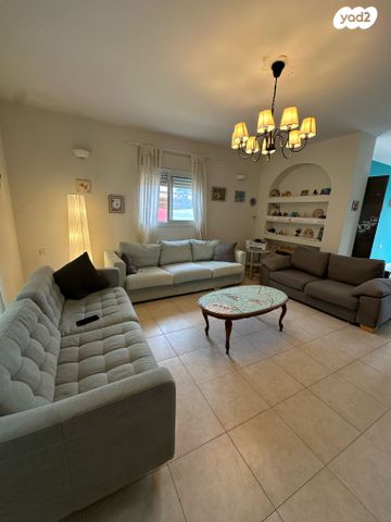 דו משפחתי, צוותא ב, אלפי מנשה