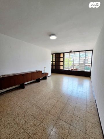 דירה, משה דיין 37, אזור הבילויים, רמת גן