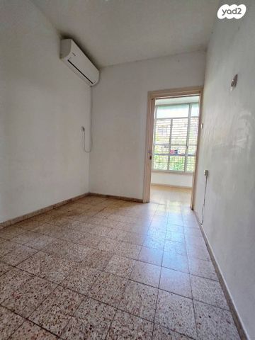 דירה, משה דיין 37, אזור הבילויים, רמת גן