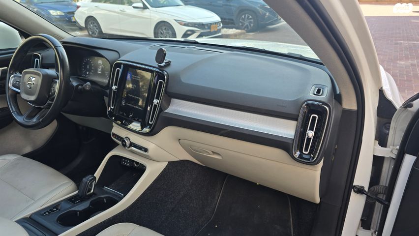 וולוו XC40