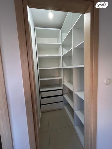 גג/ פנטהאוז, עגור 5, חלומות זכרון, זכרון יעקב