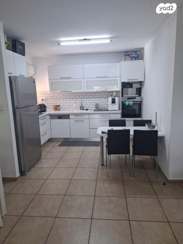 דירה, שדרות בגין 36, שיכון א, כפר יונה