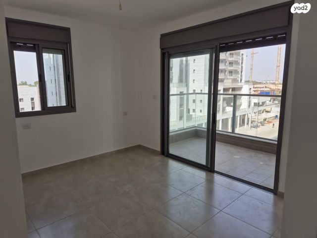 דירה, לאה גולדברג 4, חתני פרס ישראל, באר יעקב