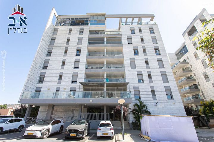 דירה, אריאל שרון, טירת כרמל