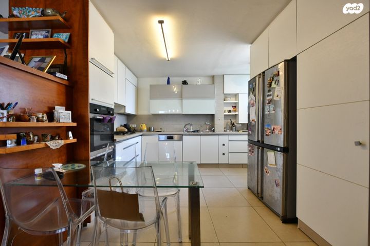 דירה, חיים נחמן ביאליק, גבעת שמואל