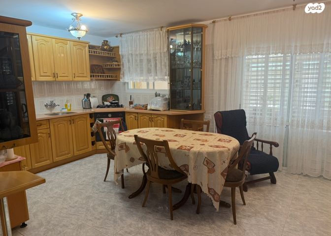 דו משפחתי, בתרא, קצרין