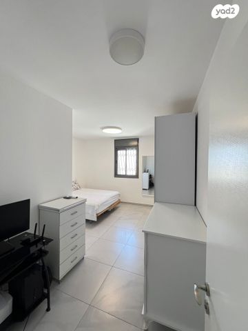 דירה, יוסף אבו, נתיבות מערב, נתיבות