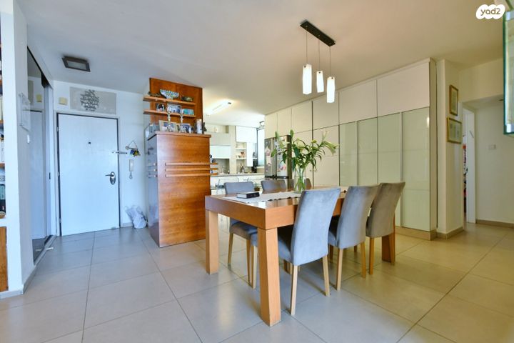 דירה, חיים נחמן ביאליק, גבעת שמואל