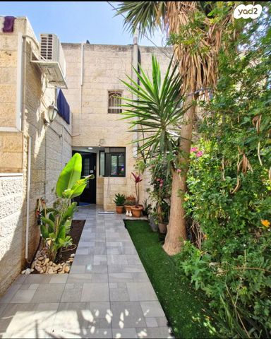 דו משפחתי, פסגת זאב, ירושלים