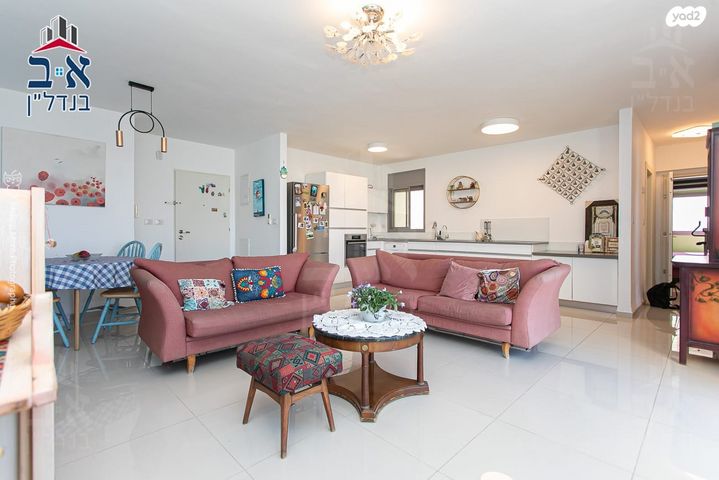 דירה, אריאל שרון, טירת כרמל