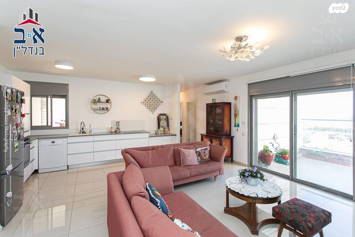 דירה, אריאל שרון, טירת כרמל