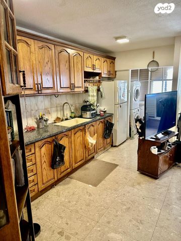 דירה, השוטרים, שאר העיר, מזכרת בתיה