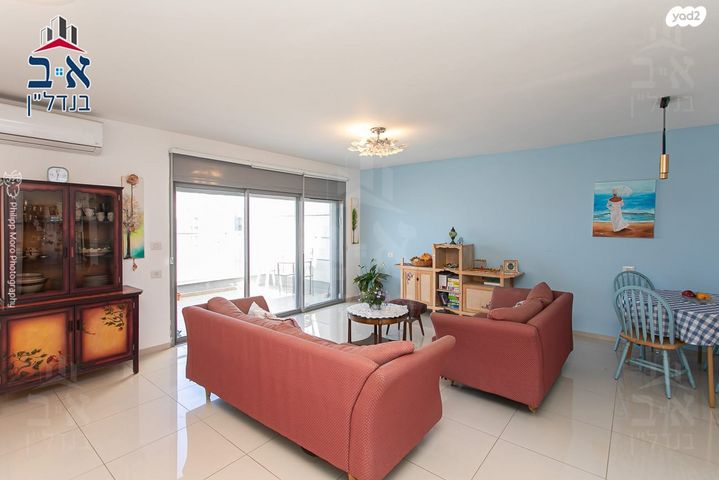 דירה, אריאל שרון, טירת כרמל