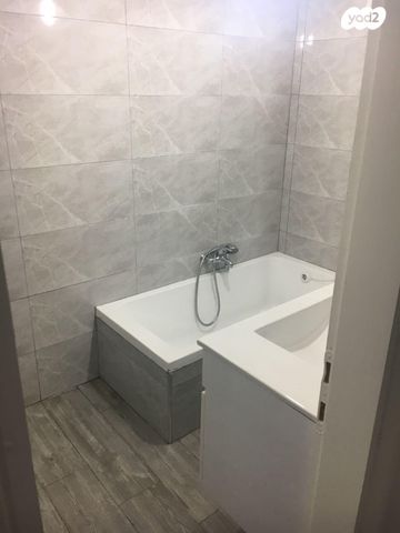 דירה, בר כוכבא, הגבעה הצרפתית, גבעת שפירא, ירושלים