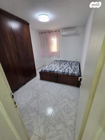 דירה, הרב עוזיאל, חדרה