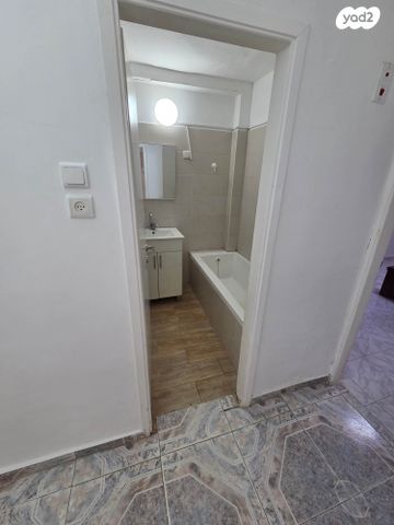 דירה, הרב עוזיאל, חדרה