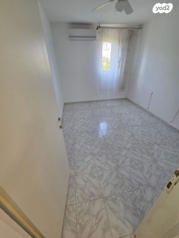 דירה, הרב עוזיאל, חדרה