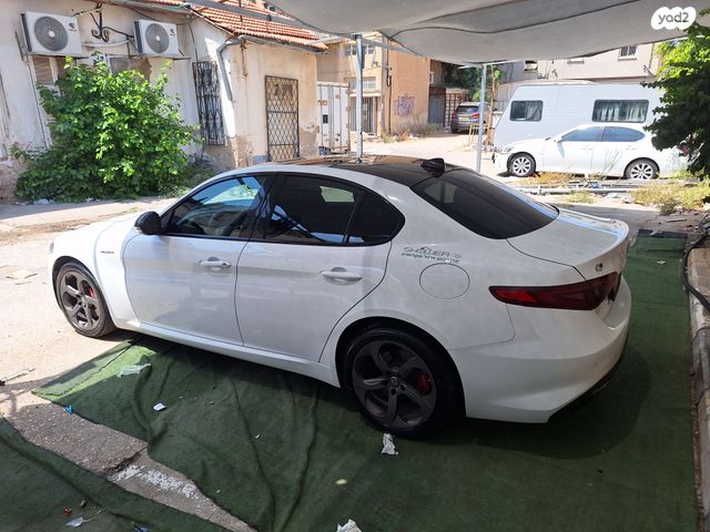 מודעת רכב אלפא רומיאו ג'וליה