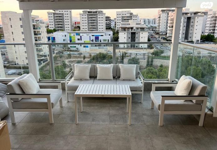 גג/ פנטהאוז, לוטם 5, הפרחים, חריש