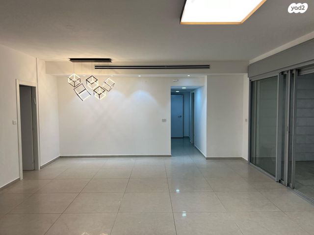 גג/ פנטהאוז, לוטם 5, הפרחים, חריש