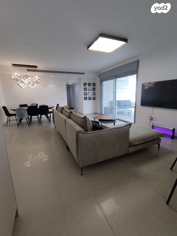 גג/ פנטהאוז, לוטם 5, הפרחים, חריש