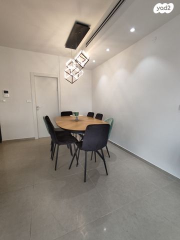 גג/ פנטהאוז, לוטם 5, הפרחים, חריש