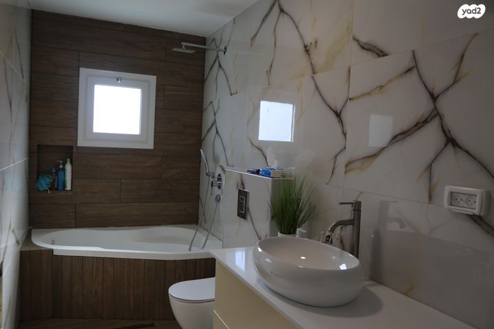 דו משפחתי, רשב"ם 1, מעלה עמוס, מעלה עמוס