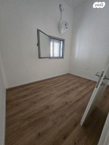 דירת גן, רחבעם זאבי, הרצליה