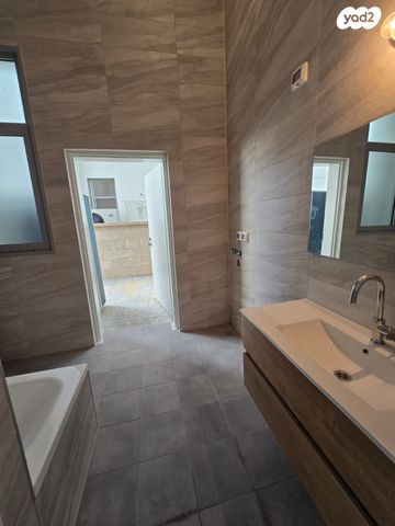 דירת גן, רחבעם זאבי, הרצליה