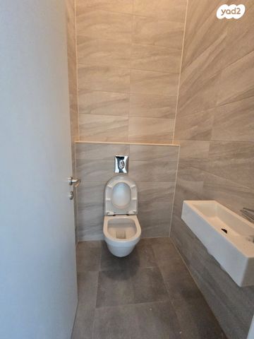 דירת גן, רחבעם זאבי, הרצליה