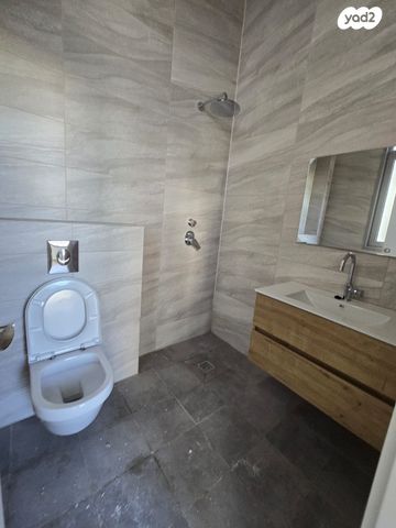 דירת גן, רחבעם זאבי, הרצליה