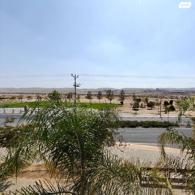 דירה, המשוררת 2, אירוס, ירוחם