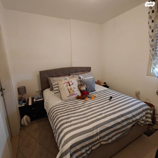 דירה, המשוררת 2, אירוס, ירוחם