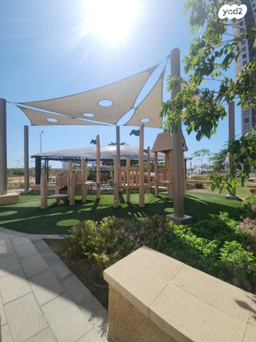 גג/ פנטהאוז, אמנון ליפקין שחק, נוף הטיילת, נתניה