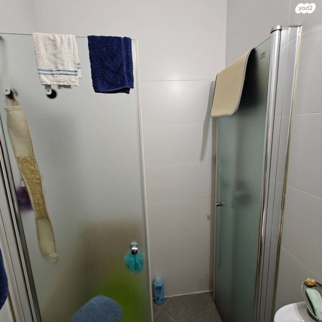 דירה, המשוררת 2, אירוס, ירוחם