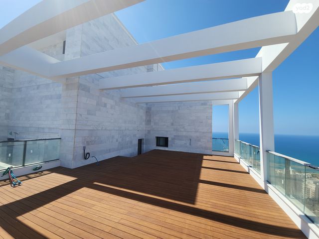 גג/ פנטהאוז, אמנון ליפקין שחק, נוף הטיילת, נתניה