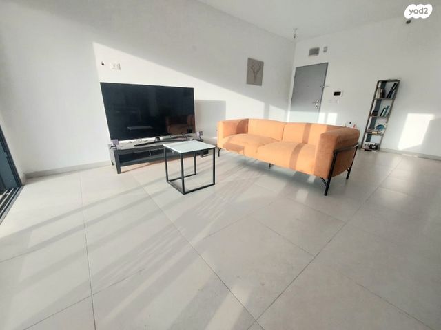 דירה, יעקב תמרי, חצרות המושבה, רחובות