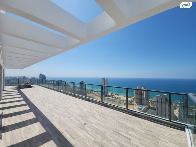 גג/ פנטהאוז, אמנון ליפקין שחק, נוף הטיילת, נתניה